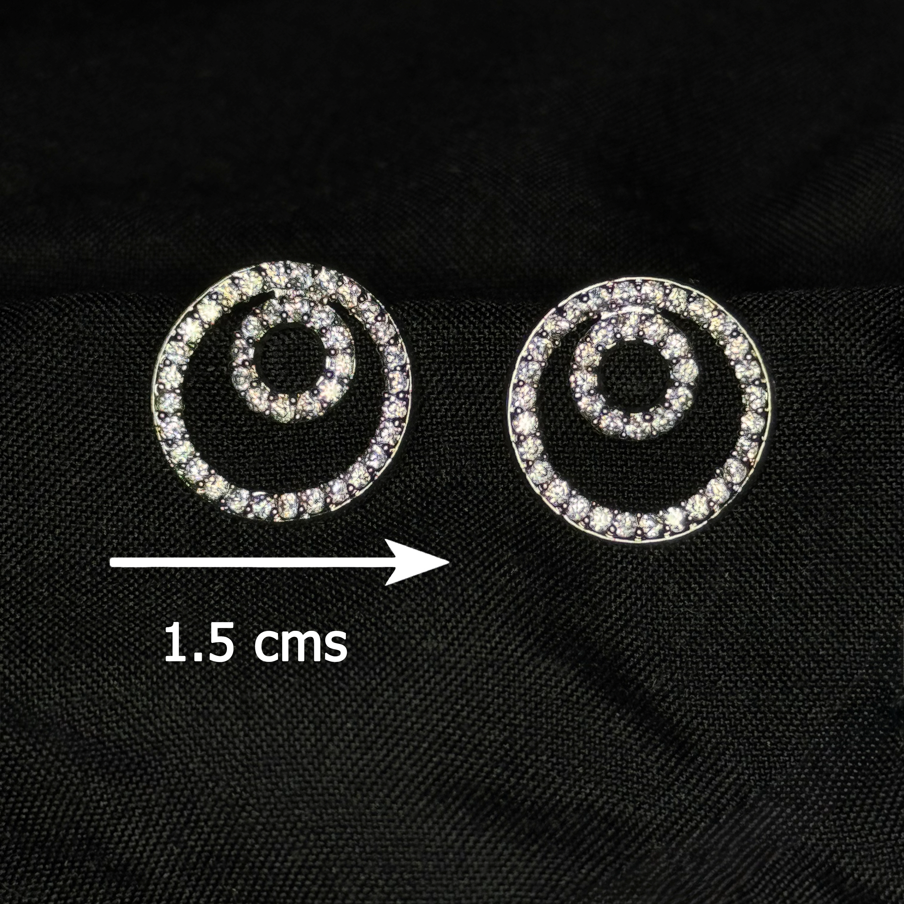 Two circular earrings with rhinestones on a black background, labeled with a measurement of 1.5 cm.